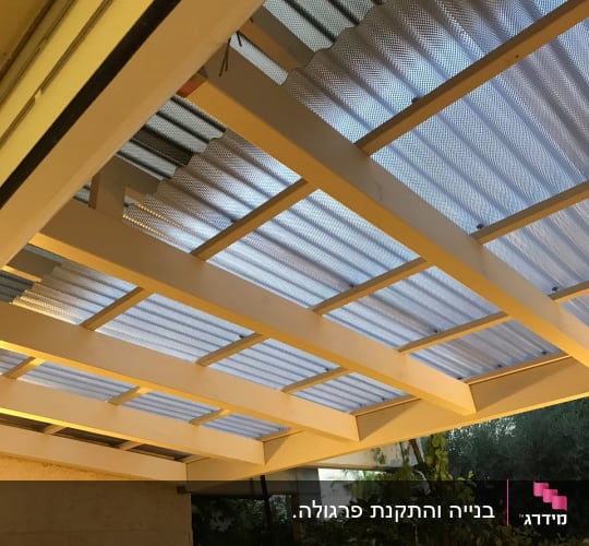 גג פרגולה מעץ עם כיסוי פלסטיק שקוף